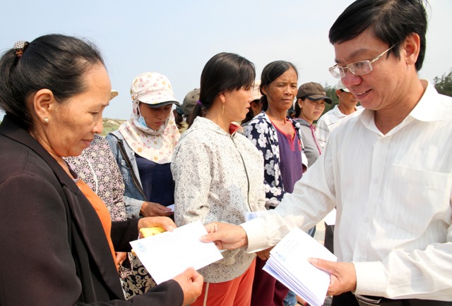 Đồng chí Nguyễn Thế Lập - Chủ tịch LĐLĐ tỉnh Quảng Trị - trao quà từ Quỹ Tấm lòng Vàng Lao Động đến người lao động gặp khó khăn.