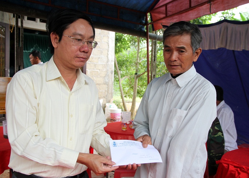 Đồng chí Nguyễn Thế Lập, Chủ tịch LĐLĐ tỉnh trao quà hỗ trợ cho gia đình