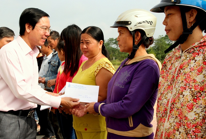 Đồng chí Nguyễn Thế Lập - Tỉnh Ủy viên - Chủ tịch LĐLĐ tỉnh Quảng Trị trao số tiền hỗ trợ 300 triệu đồng cho huyện Cam Lộ.