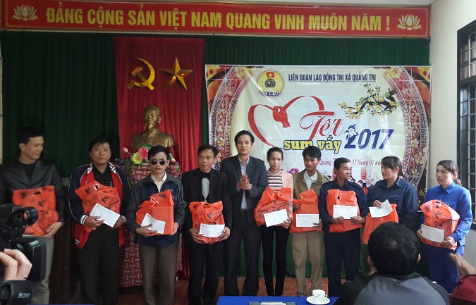 Đồng chí Nguyễn Đăng Bảo - Phó Chủ tịch Thường trực LĐLĐ tỉnh trao quà Tết cho CNLĐ