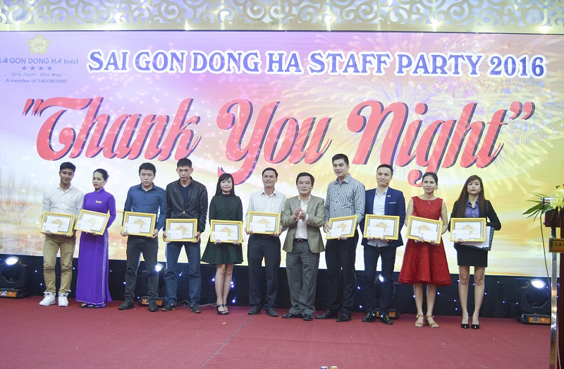 Người lao động tiêu biểu được vinh danh tại bữa tiệc “Thank you ningt” của Khách sạn Sài Gòn Đông Hà