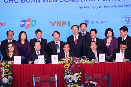 Chủ tịch Nước Trần Đại Quang (giữa ảnh) chứng kiến lễ ký kết giữa Tổng LĐLĐVN và 9 đối tác là các tập đoàn, tổng công ty, doanh nghiệp lớn về chương trình phúc lợi cho đoàn viên công đoàn và NLĐ.