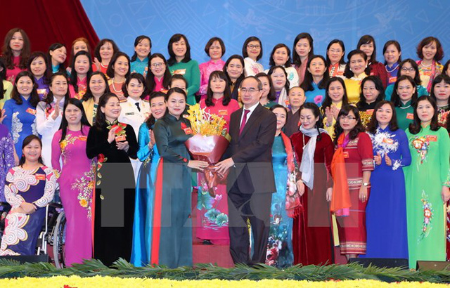 Ông Nguyễn Thiện Nhân, Ủy viên Bộ Chính trị, Chủ tịch Ủy ban Trung ương Mặt trận Tổ quốc Việt Nam tặng hoa chúc mừng Ban Chấp hành Trung ương Hội Liên hiệp Phụ nữ Việt Nam khóa XII, nhiệm kỳ 2017-2022.