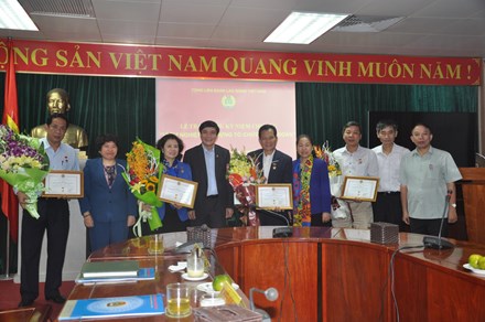 Chủ tịch Tổng LĐLĐVN Bùi Văn Cường (đứng giữa) trao Kỷ niệm chương “Vì sự nghiệp xây dựng tổ chức Công đoàn” cho các Phó Chủ nhiệm Ủy ban Các vấn đề xã hội của Quốc hội.