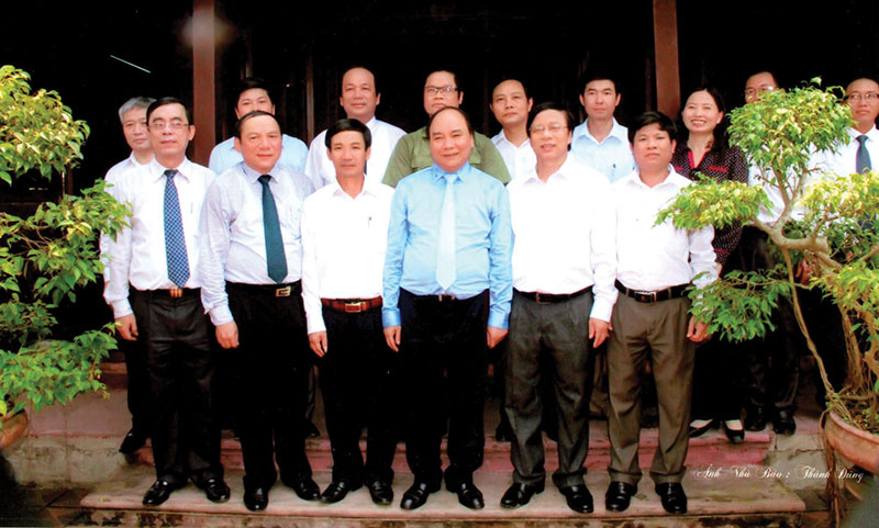 Thủ tướng Nguyễn Xuân Phúc cùng đoàn công tác của Chính phủ chụp ảnh lưu niệm với các đồng chí lãnh đạo tỉnh và huyện Triệu Phong tại Khu lưu niệm Tổng Bí thư Lê Duẩn.