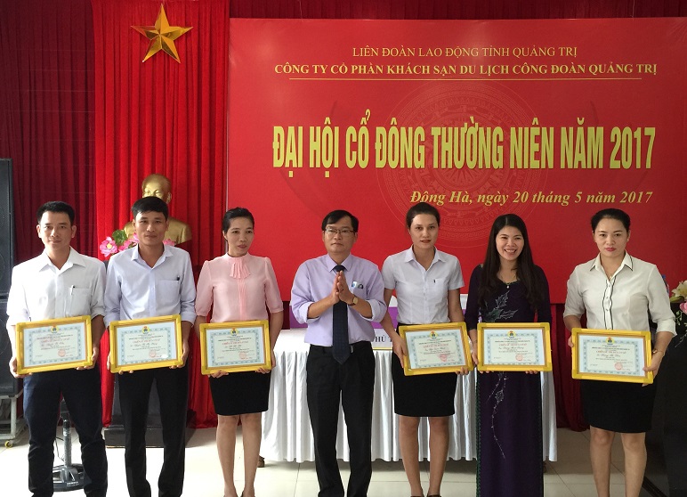 Đồng chí Nguyễn Xuân Thắng, Giám đốc Công ty tặng danh hiệu Chiến sĩ thi đua cơ sở cho cá nhân có thành tích xuất sắc trong công tác