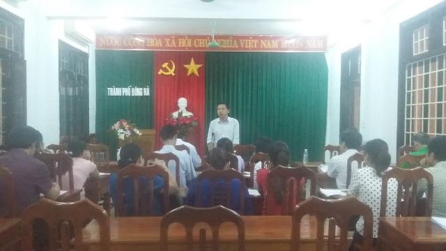 Đ/c Nguyễn Tài Minh - Trưởng ban CSPL LĐLĐ tỉnh trực tiếp hướng dẫn cho cán bộ CĐCS xây dựng TƯLĐTT