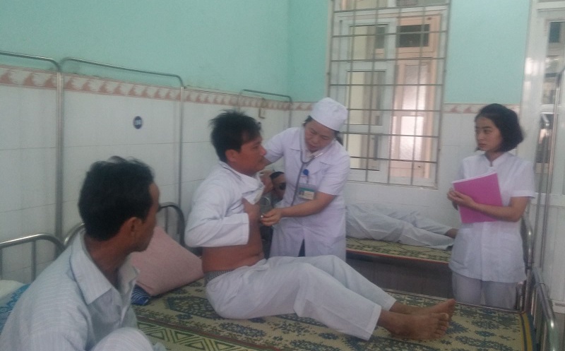 Bác sĩ Bùi Thị Hương thăm khám cho các bệnh nhân