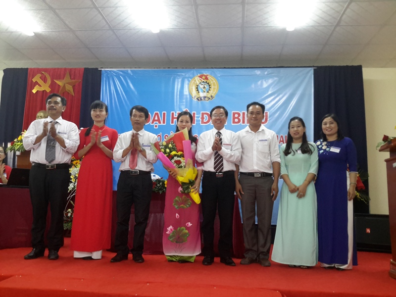 Đ/c Nguyễn Thế Lập - Chủ tịch LĐLĐ tỉnh tặng hoa chúc mừng Ban Chấp hành CĐCS