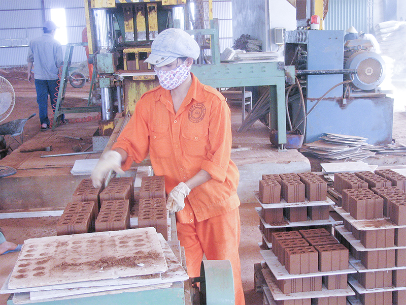 Sản xuất vật liệu xây dựng ở Vĩnh Linh.