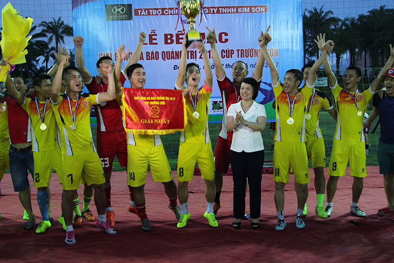 Đồng chí Hồ Thị Thu Hằng, UVTVTU, Trưởng Ban Tuyên giáo Tỉnh ủy trao Cúp vô địch cho đội bóng Công ty cổ phần CiTa.