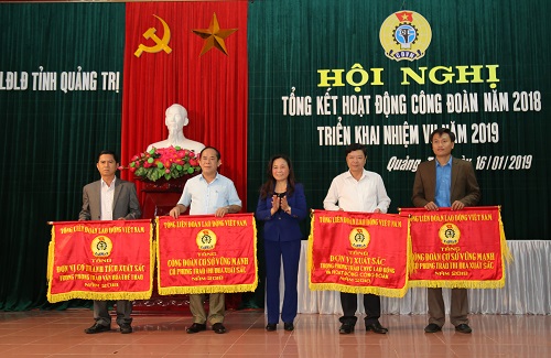 Đồng chí Lê Thị Lan Hương – UVBTV, Trưởng ban Dân vận Tỉnh ủy đánh giá cao những kết quả của Công đoàn Quảng Trị đạt được, và đại diện trao tặng Cờ thi đua của Tổng LĐLĐ Việt Nam cho các đơn vị.