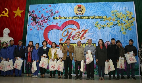 Đồng chí Nguyễn Thế Lập - Chủ tịch LĐLĐ tỉnh Quảng Trị trao quà cho người lao động tại chương trình Tết sum vầy.