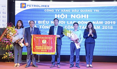 Công ty Xăng dầu Quảng Trị đón nhận cờ thi đua đơn vị xuất sắc của Công đoàn Công thương Việt Nam tặng