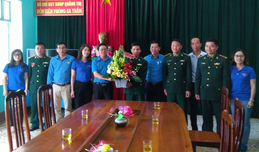 Đồng chí Nguyễn Thế Lập - TUV, Chủ tịch Liên đoàn Lao động tỉnh tặng hoa chúc mừng chiến sĩ Đồn Biên phòng Sa Trầm