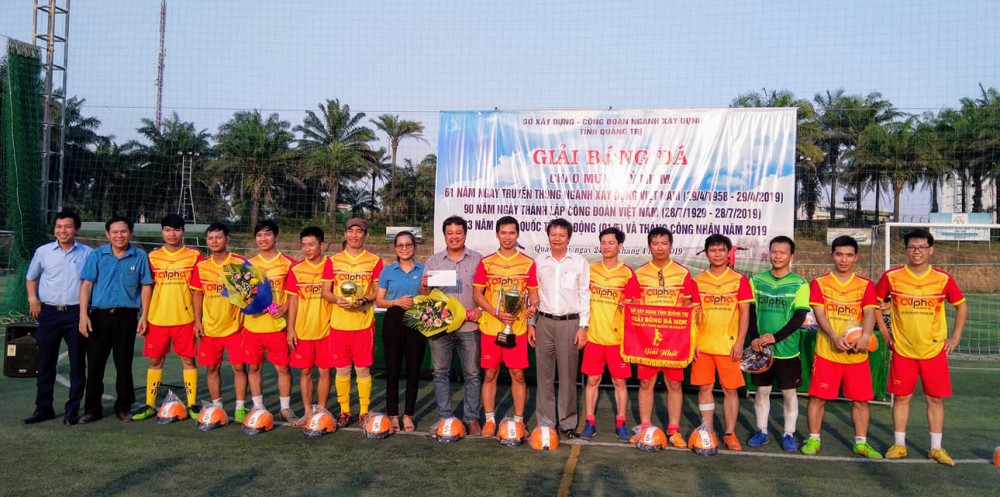 Đồng chí Nguyễn Thị Thu Hà - Phó Chủ tịch LĐLĐ tỉnh trao hoa và Cup cho đội vô địch
