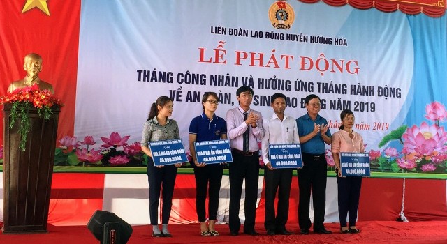 Lãnh đạo LĐLĐ tỉnh và lãnh đạo huyện ủy Hướng Hóa tặng Mái ấm công đoàn cho CNLĐ