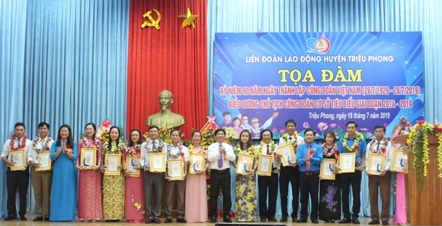 Lãnh đạo LĐLĐ tỉnh, huyện uỷ và LĐLĐ huyện trao thưởng cho chủ tịch CĐCS tiêu biểu