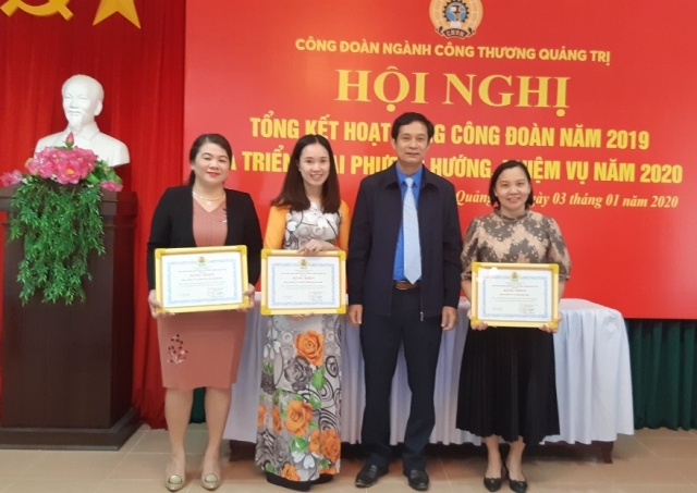Đ/c Nguyễn Đăng Bảo - PCTTT LĐLĐ tỉnh tặng Bằng khen của LĐLĐ tỉnh cho 3 tập thể có nhiều thành tích trong phong trào thi đua lao động giỏi và xây dựng tổ chức công đoàn vững mạnh năm 2019