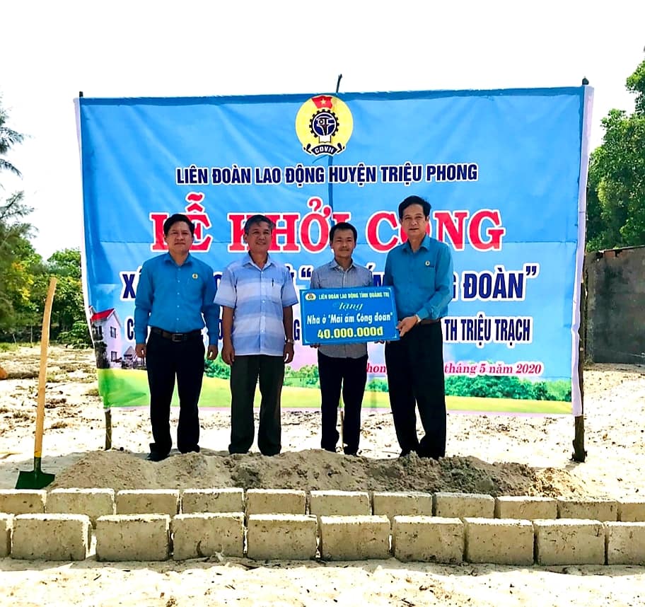 Đồng chí Nguyễn Đăng Bảo - Phó Chủ tịch Thường trực LĐLĐ tỉnh đã trao tặng Mái ấm công đoàn trị giá  40.000.000đ cho gia đình anh Dũng