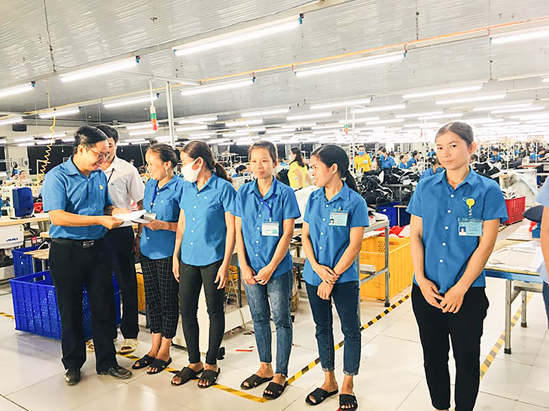 Chủ tịch LĐLĐ tỉnh Nguyễn Thế Lập trao quà hỗ trợ cho CNLĐ có hoàn cảnh khó khăn nhân Tháng Công nhân 2020.