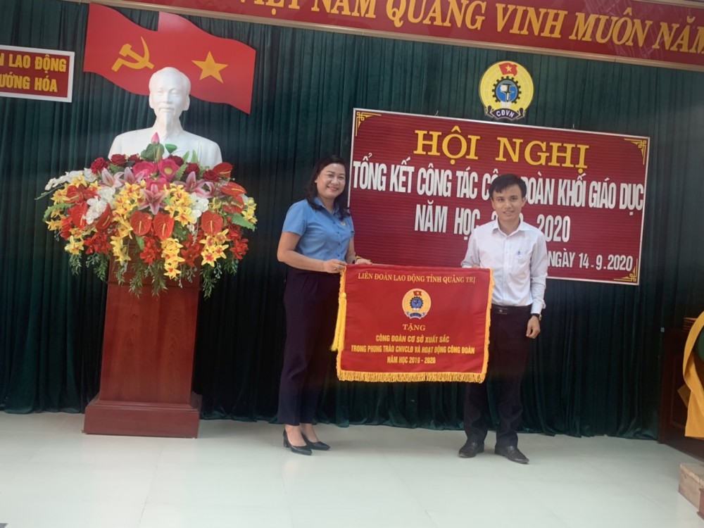 Đ/C Nguyễn Thị Hoài Lê -PCTTT LĐLĐ tỉnh tặng Cờ thi đua cho CĐCS xuất sắc trong phong trào CNVCLĐ và hoạt động công đoàn năm học 2019-2020