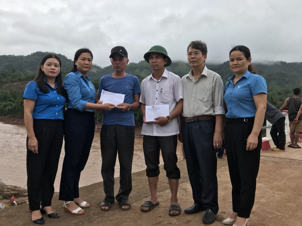 Công đoàn Viên chức  tỉnh: Thăm, hỗ trợ lũ lụt trên địa bàn huyện Đakrông