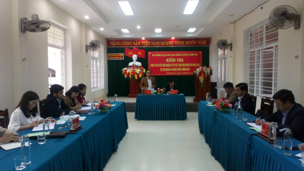 Giám sát công tác sơ kết giữa nhiệm kỳ tại LĐLĐ huyện Hướng Hóa