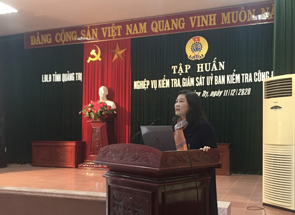 Đ/c Nguyễn Thị Hoài Lê- PCT LĐLĐ tỉnh hướng dẫn các nội dung nghiệp vụ công tác KTGS của UBKT Công đoàn tại buổi tập huấn