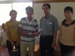 Đ/c Nguyễn Đăng Bảo - Phó Chủ tịch Thường trực LĐLĐ tỉnh  trao quà cho đại diện gia đình cô giáo Hoàng Thị Bê tại Bệnh viện Trung ương Huế