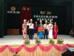 Đ/c Nguyễn Thị Hoài Lê - Phó Chủ tịch Liên đoàn Lao động tỉnh trao cờ và quà cho đội đạt giải nhất Hội thi