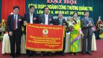 Ban Chấp hành Liên đoàn Lao động tỉnh Quảng Trị khóa X tặng bức trướng cho Công đoàn ngành Công Thương Quảng Trị