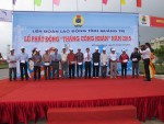 Đc Nguyễn Thế lập, Chủ tịch LĐLĐ tỉnh trao quà cho CNVCLĐ khó khăn tại Lễ phát động "Tháng Công nhân" năm 2015