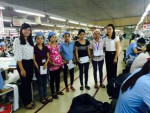 Đ/c Nguyễn Thị Hoài Lê-PCT LĐLĐ tỉnh trao quà cho nữ CNLĐ tại Công ty May Hòa Thọ