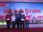 Đ/c Nguyễn Thị Hoài Lê - PCT LĐLĐ tỉnh trao quà cho CNLĐ