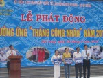 Đ/c Nguyễn Đăng Bảo - Phó Chủ tịch Thường trực LĐLĐ tỉnh trao tặng tượng trưng 3 nhà Mái ấm công đoàn cho CNLĐ