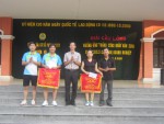 Đ/c Trần Quang Dũng - Phó Chủ tịch LĐLĐ huyện Hải Lăng trao cờ cho các đội thi đạt giải nhất