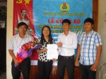 Đ/c Nguyễn Thị Thúy Lan - Phó Chủ tịch LĐLĐ huyện trao Quyết định thành lập CĐCS Công ty TNHH Tiên Phong Quảng Trị