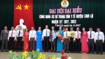 Đồng chí Nguyễn Đăng Bảo - Phó Chủ tịch Thường trực LĐLĐ tỉnh tặng hoa chúc mừng BCH CĐCS nhiệm kỷ 2017 - 2022
