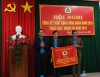 Đ/c Nguyễn Đăng Bảo - Phó Chủ tịch Thường trực LĐLĐ tỉnh trao Cờ thi đua LĐLĐ tỉnh năm 2018 cho LĐLĐ thành phố Đông Hà
