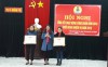 Đồng chí Nguyễn Thị Hoài Lê - PCT LĐLĐ tỉnh tặng Bằng khen cho 02 tập thể
