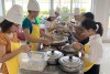 Cán bộ công đoàn vào bếp nấu “bữa ăn trưa vui vẻ” cho công nhân