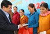Bộ trưởng Nguyễn Chí Dũng tặng quà cho người lao động tại Quảng Trị