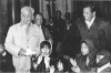 Chủ tịch Hồ Chí Minh và đồng chí Lê Duẩn với các cháu nhi đồng