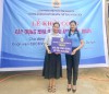 Phó Chủ tịch Thường trực LĐLĐ tỉnh Nguyễn Thị Hoài Lê trao kinh phí hỗ trợ xây dựng nhà ở “Mái ấm công đoàn” cho chị An - Ảnh: CĐVC