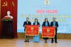 Phó Chủ tịch HĐND tỉnh Nguyễn Trần Huy và Chủ tịch LĐLĐ tỉnh Nguyễn Thế Lập trao Cờ thi đua của Tổng LĐLĐ Việt Nam cho 2 tập thể