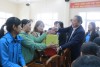 Bộ trưởng Bộ VHTTDL tặng quà Tết tới công nhân khó khăn