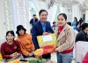 Chủ tịch LĐLĐ tỉnh Nguyễn Thế Lập tặng quà Tết cho người lao động có hoàn cảnh khó khăn tại chương trình “Tết sum vầy - Xuân ơn Đảng”  năm 2025