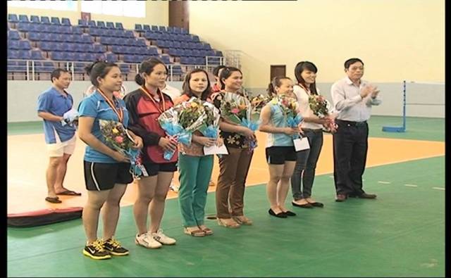 Đ/c Nguyễn Văn Minh - UVTV huyện ủy, Phó Chủ tịch Thường trực UBND huyện Vĩnh Linh tặng hoa và tiền thưởng cho các đơn vị đạt giải