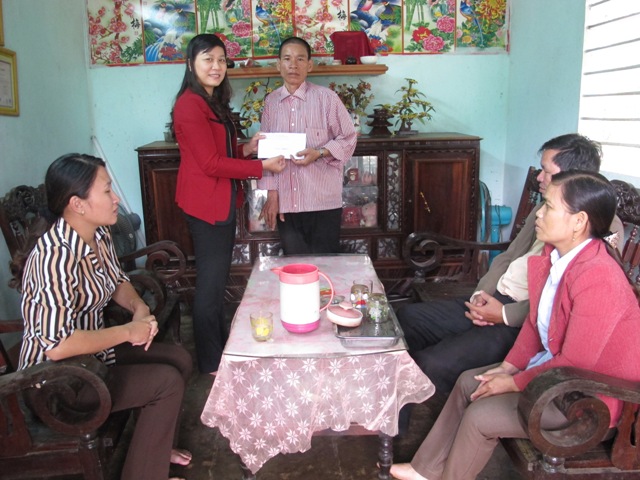 Đồng chí Nguyễn Thị Hoài Lê- Phó Chủ tịch LĐLĐ tỉnh thăm hỏi và trao quà cho thầy giáo Nguyễn Hữu Tình (Trường tiểu học xã Vĩnh Trường-Gio Linh), nạn nhân của một vụ TNGT năm 2011